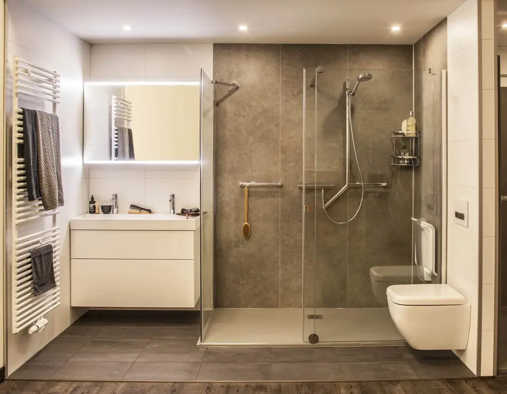 Moderne badkamer in grijs met houtaccenten